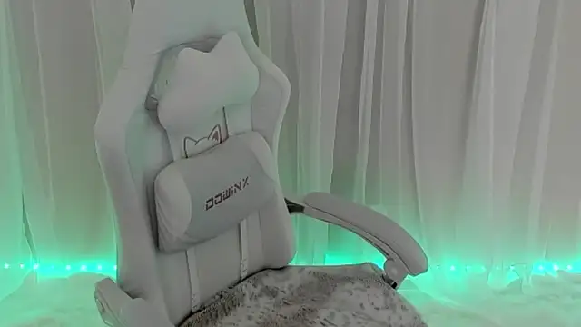 Snapshot of PorchaPlay chatting on 02-01-25, 02:16 PorchaPlay online show from 02-01-25, 02:16