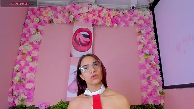 Scarlet Red  online show from 03-16-25, 12:33