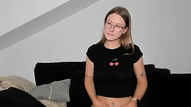 Snapshot of laurasommer chatting on 05-19-26, 02:12 laurasommer online show from 05-19-26, 02:12