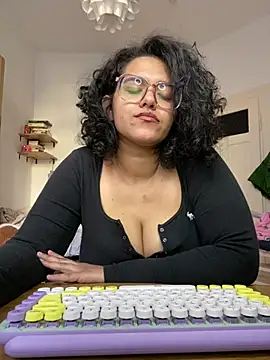Snapshot of Curvydesifromgermany chatting on 03-06-25, 03:24 Curvydesifromgermany online show from 03-06-25, 03:24
