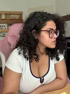 Snapshot of Curvydesifromgermany chatting on 06-18-26, 01:48 Curvydesifromgermany online show from 06-18-26, 01:48