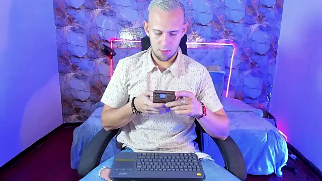 Snapshot of Damon_Bakert chatting on 06-16-26, 01:25 Damon Bakert online show from 06-16-26, 01:25