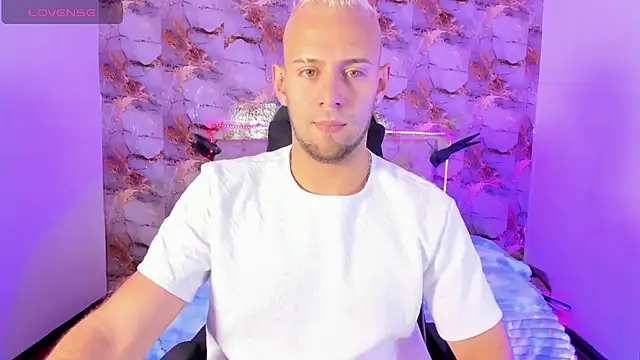 Snapshot of Damon_Bakert chatting on 06-25-26, 01:48 Damon Bakert online show from 06-25-26, 01:48