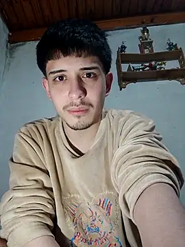 Snapshot of Elvergonn2105 chatting on 10-31-25, 04:35 Elvergonn2105 online show from 10-31-25, 04:35