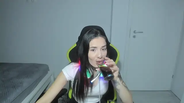 Emmapmg online show from 12-15-25, 06:34