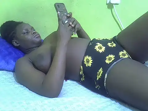 Snapshot of queendebbie chatting on 09-16-25, 01:12 queendebbie online show from 09-16-25, 01:12