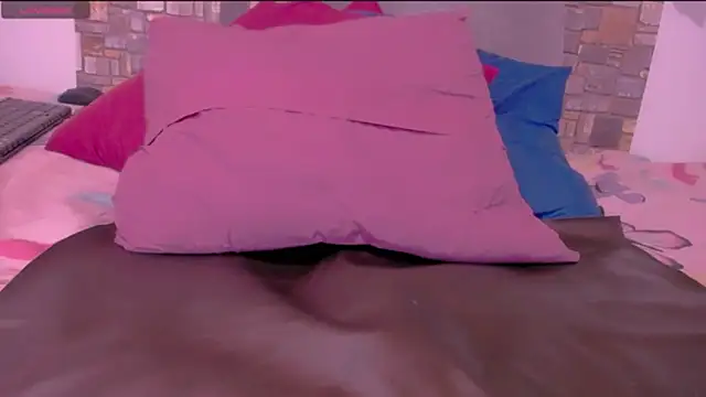 Snapshot of CrazyRousex chatting on 12-17-25, 04:35 CrazyRousex online show from 12-17-25, 04:35