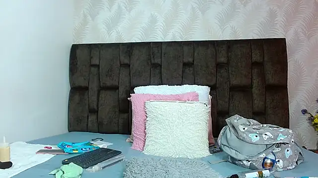 Snapshot of JuanitaDelMar chatting on 10-18-25, 01:01 JuanitaDelMar online show from 10-18-25, 01:01