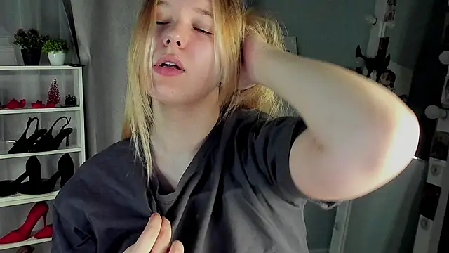 Rebecca Kelly online show from 12-20-25, 02:40