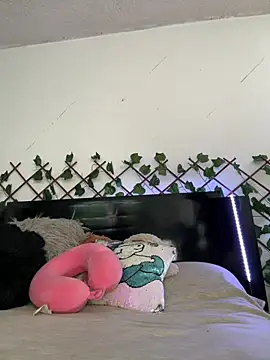 Snapshot of FrancellyHot chatting on 02-12-25, 10:15 FrancellyHot online show from 02-12-25, 10:15