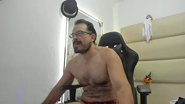 Snapshot of SbasTone_Muscle chatting on 10-24-25, 11:39 SbasTone Muscle online show from 10-24-25, 11:39