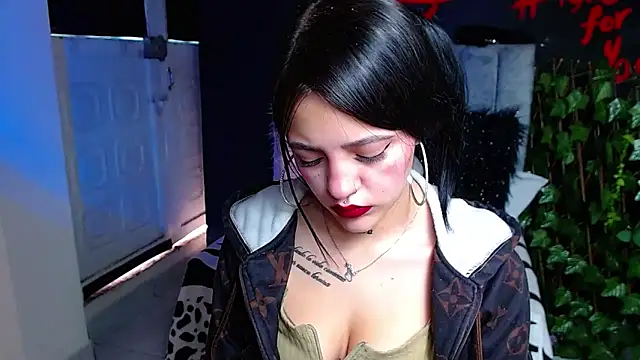 Snapshot of Violettasquirt chatting on 04-18-26, 02:21 Violettasquirt online show from 04-18-26, 02:21