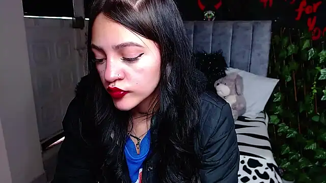 Snapshot of Violettasquirt chatting on 04-21-26, 01:39 Violettasquirt online show from 04-21-26, 01:39