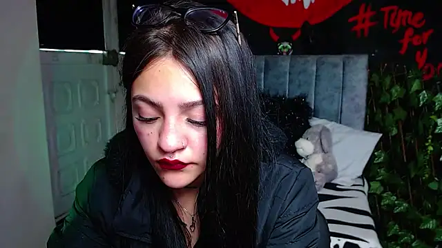 Snapshot of Violettasquirt chatting on 04-22-26, 01:34 Violettasquirt online show from 04-22-26, 01:34