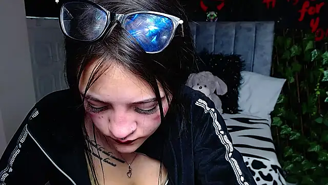 Snapshot of Violettasquirt chatting on 04-23-26, 01:46 Violettasquirt online show from 04-23-26, 01:46