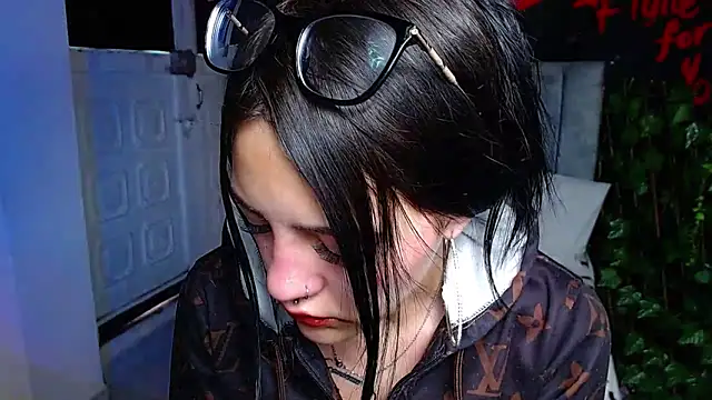 Snapshot of Violettasquirt chatting on 04-29-26, 02:43 Violettasquirt online show from 04-29-26, 02:43