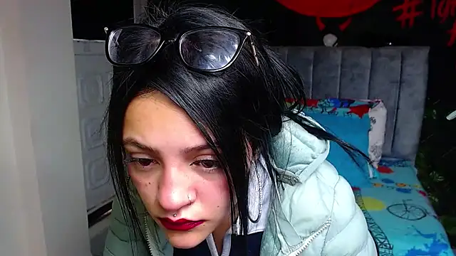 Snapshot of Violettasquirt chatting on 05-21-26, 01:40 Violettasquirt online show from 05-21-26, 01:40
