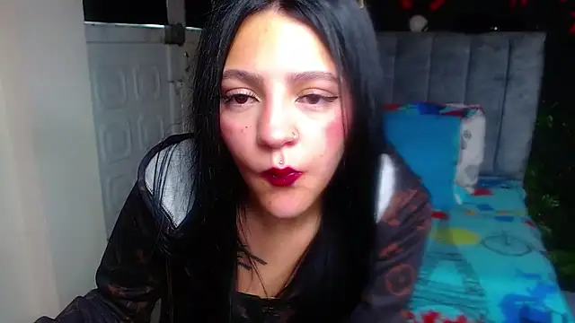 Snapshot of Violettasquirt chatting on 05-22-26, 01:39 Violettasquirt online show from 05-22-26, 01:39