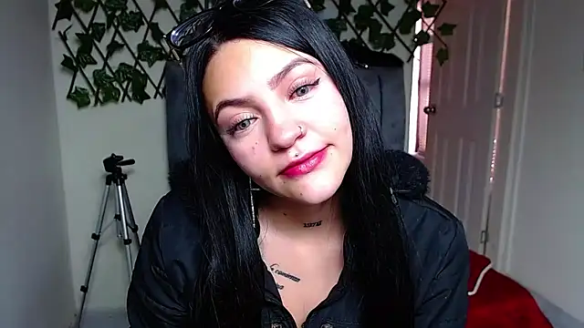 Snapshot of Violettasquirt chatting on 05-25-26, 01:39 Violettasquirt online show from 05-25-26, 01:39