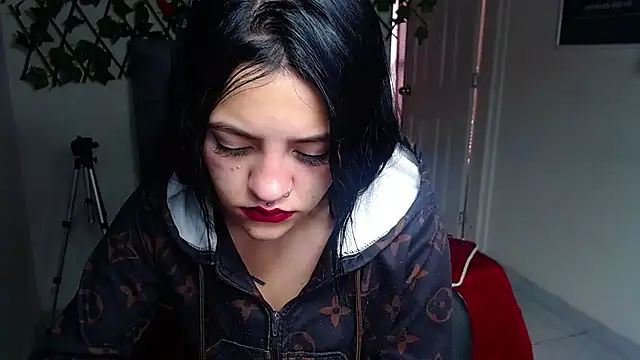 Snapshot of Violettasquirt chatting on 05-30-26, 01:08 Violettasquirt online show from 05-30-26, 01:08