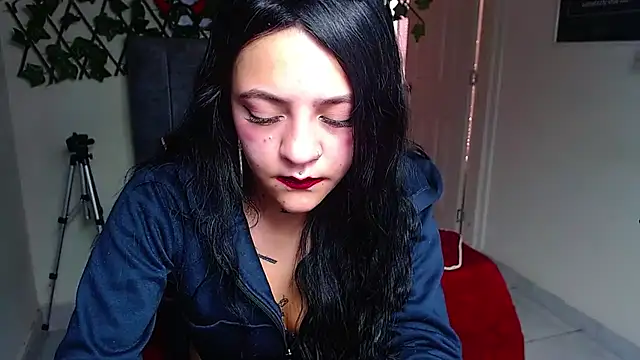 Snapshot of Violettasquirt chatting on 06-01-26, 01:46 Violettasquirt online show from 06-01-26, 01:46