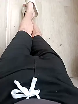 Snapshot of red_red00 chatting on 12-23-24, 08:00 red red00 online show from 12-23-24, 08:00