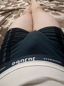 Snapshot of red_red00 chatting on 02-06-25, 02:37 red red00 online show from 02-06-25, 02:37