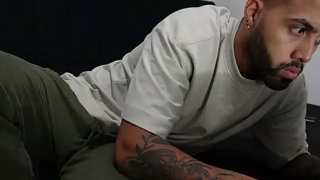 Snapshot of Hendry_ chatting on 02-12-25, 02:24 Hendry online show from 02-12-25, 02:24