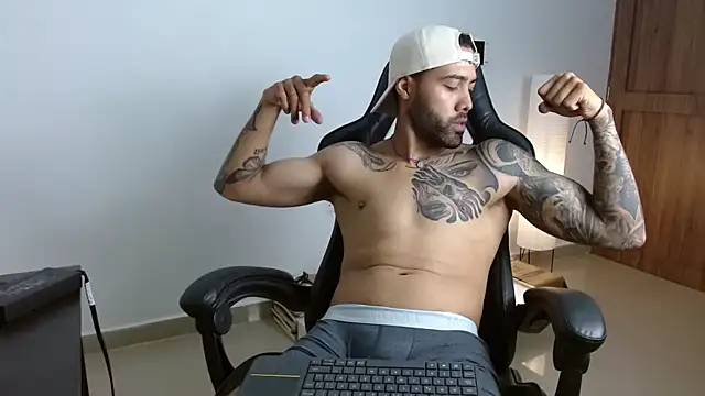 Snapshot of Hendry_ chatting on 04-06-26, 10:11 Hendry online show from 04-06-26, 10:11