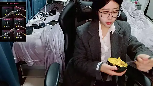 Snapshot of Angelababy001 chatting on 01-13-25, 07:42 Angelababy001 online show from 01-13-25, 07:42