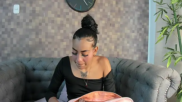 flavia cruz online show from 10-30-25, 07:25