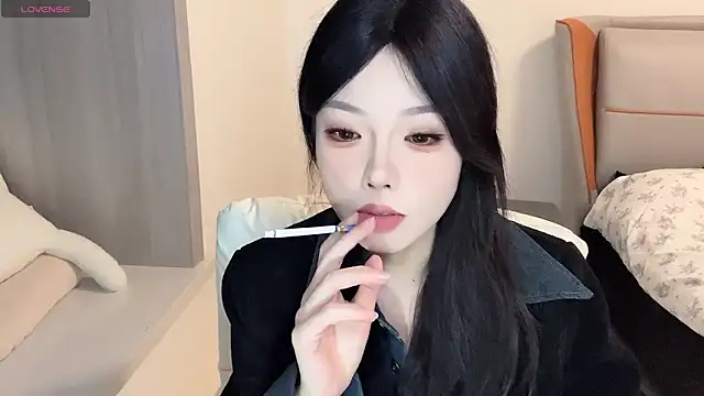 Snapshot of Q-ing chatting on 12-13-24, 02:05 Q-ing online show from 12-13-24, 02:05