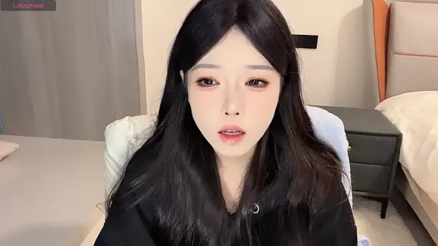 Snapshot of Q-ing chatting on 01-04-25, 02:56 Q-ing online show from 01-04-25, 02:56