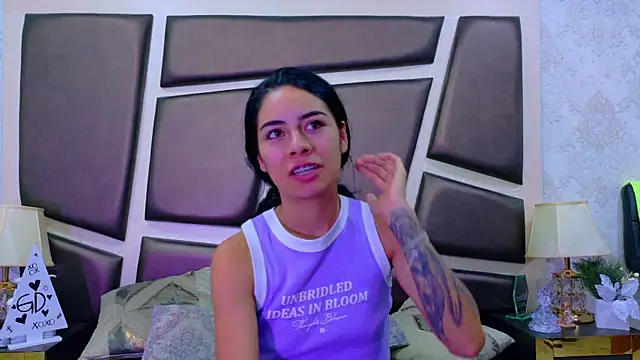 Snapshot of NicoleEsposito chatting on 05-08-26, 12:43 NicoleEsposito online show from 05-08-26, 12:43