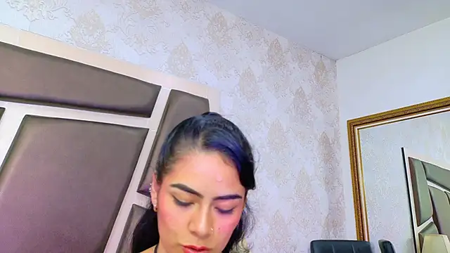 Snapshot of NicoleEsposito chatting on 06-03-26, 02:33 NicoleEsposito online show from 06-03-26, 02:33