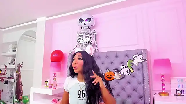 Snapshot of HaileeRoberts chatting on 10-19-25, 01:23 HaileeRoberts online show from 10-19-25, 01:23