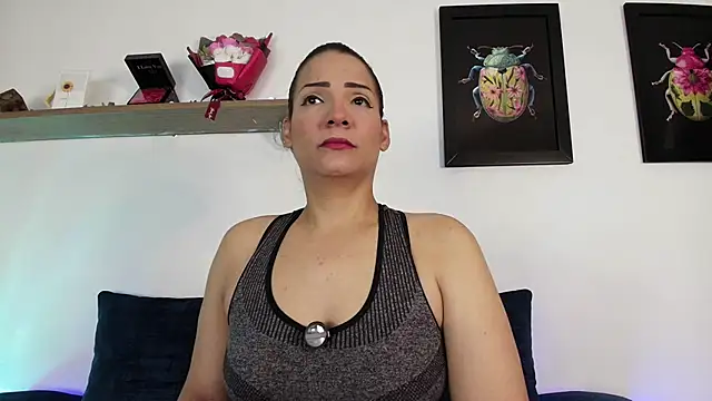 Snapshot of Elliee_ chatting on 06-12-26, 12:04 Elliee online show from 06-12-26, 12:04