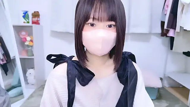 Im Yu-na online show from 10-25-25, 01:13