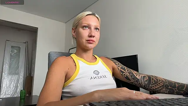 Snapshot of AnneBall chatting on 07-17-26, 08:32 AnneBall online show from 07-17-26, 08:32