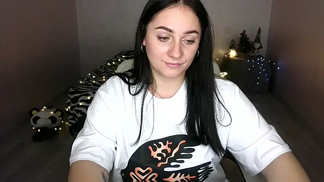 Snapshot of Emelyblum chatting on 01-25-25, 02:37 Emelyblum online show from 01-25-25, 02:37