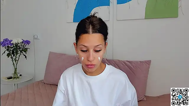 Snapshot of SelenaRousey chatting on 05-29-26, 06:55 SelenaRousey online show from 05-29-26, 06:55