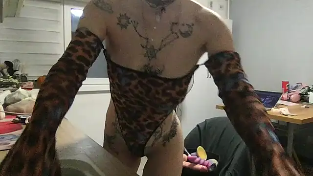 MoonAgnes online show from 11-17-25, 04:24