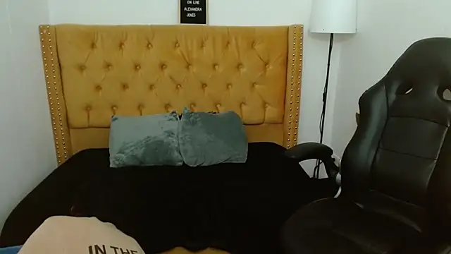 AlexandraJones  online show from 03-01-25, 11:06