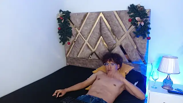 Snapshot of nickolas_moon chatting on 12-19-24, 03:30 nickolas moon online show from 12-19-24, 03:30