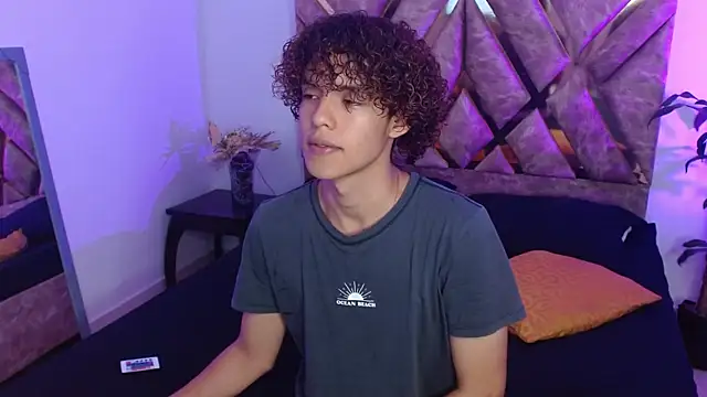 Snapshot of nickolas_moon chatting on 02-01-25, 02:34 nickolas moon online show from 02-01-25, 02:34