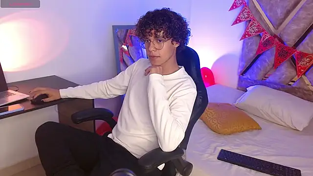 Snapshot of nickolas_moon chatting on 02-17-25, 02:48 nickolas moon online show from 02-17-25, 02:48