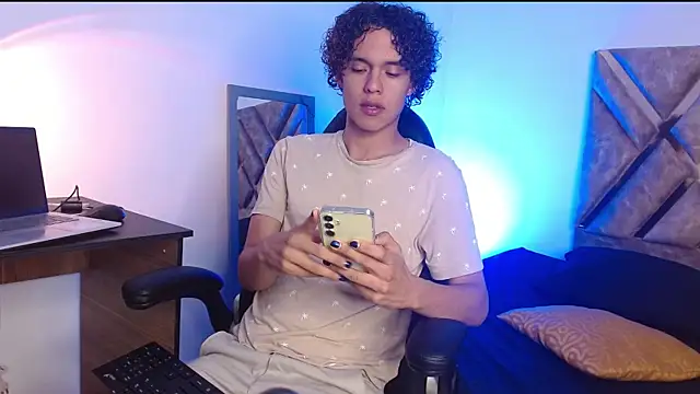 Snapshot of nickolas_moon chatting on 02-26-25, 03:41 nickolas moon online show from 02-26-25, 03:41