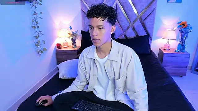 Snapshot of nickolas_moon chatting on 09-25-25, 02:10 nickolas moon online show from 09-25-25, 02:10