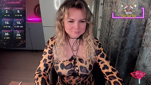 Snapshot of candy_queeen chatting on 01-15-25, 01:45 candy queeen online show from 01-15-25, 01:45