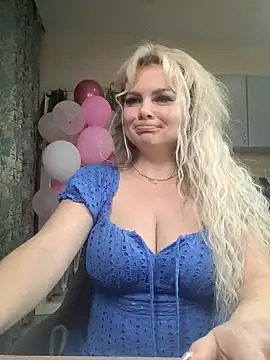 Snapshot of candy_queeen chatting on 02-22-25, 02:39 candy queeen online show from 02-22-25, 02:39